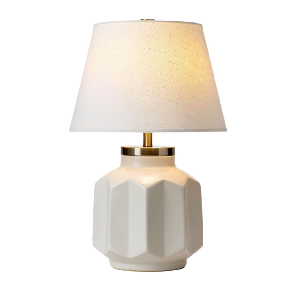 **Titre technique : Lampe de table en céramique blanche avec abat-jour en tissu**